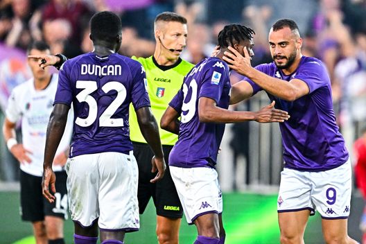 LA SPEZIA, ITALY - OCTOBER 30: Arthur Cabral of Fiorentina (R) celebrates with his team-mates Alfred Duncan and Christian Kouamé after scoring a goal during the Serie A match between Spezia Calcio and ACF Fiorentina at Stadio Alberto Picco on October 30, 2022 in La Spezia, Italy. (Photo by Simone Arveda/Getty Images) La resurrezione dell’attacco viola: nessun bomber, merito del gruppo- immagine 2