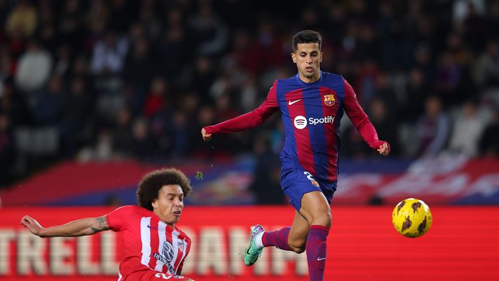 BARCELONA, SPAIN - DECEMBER 03: Axel Witsel of Atletico Madrid clears the ball whilst under pressure from Joao Cancelo of FC Barcelona during the LaLiga EA Sports match between FC Barcelona and Atletico Madrid at Estadi Olimpic Lluis Companys on December 03, 2023 in Barcelona, Spain. (Photo by Eric Alonso/Getty Images) Il Barcellona vuole tenere João Félix e Cancelo…ma prevede di pagarne solo uno - immagine 1