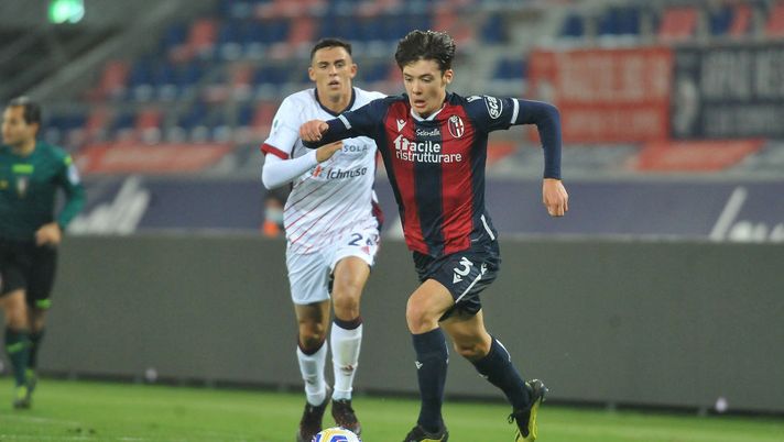 BOLOGNA, ITALY - OCTOBER 31: Aaron Hickey of Bologna FC (R) competes for the ball with Gabriele Zappa of Cagliari Calcio (L) during the Serie A match between Bologna FC and Cagliari Calcio at Stadio Renato Dall'Ara on October 31, 2020 in Bologna, Italy. (Photo by Mario Carlini / Iguana Press/Getty Images) Tutti vogliono Hickey: Napoli avanti, ma c’è anche la Fiorentina. Il prezzo - immagine 1