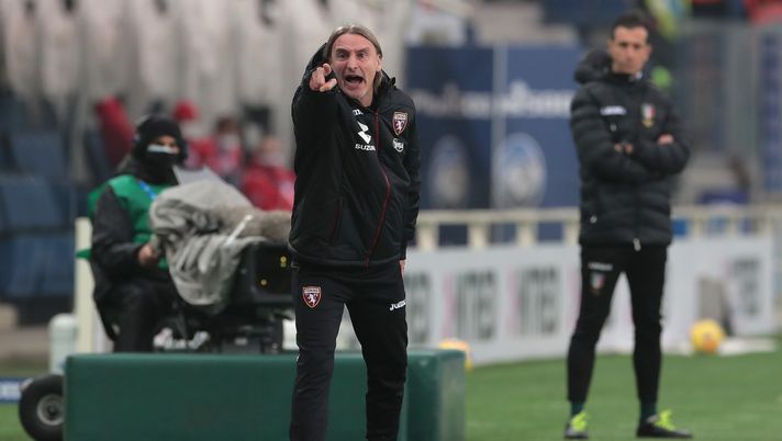 BERGAMO, ITALY - FEBRUARY 06: Davide Nicola, Head Coach of Torino FC gives his team instructions during the Serie A match between Atalanta BC  and Torino FC at Gewiss Stadium on February 06, 2021 in Bergamo, Italy. Sporting stadiums around Italy remain under strict restrictions due to the Coronavirus Pandemic as Government social distancing laws prohibit fans inside venues resulting in games being played behind closed doors. (Photo by Emilio Andreoli/Getty Images) 