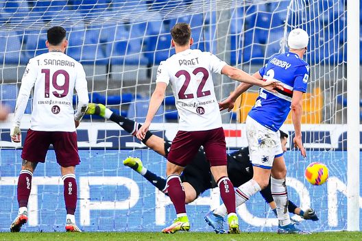 GENOA, ITALY - JANUARY 15: Dennis Praet of Torino (C) scores a goal during the Serie A match between UC Sampdoria and Torino FC at Stadio Luigi Ferraris on January 15, 2022 in Genoa, Italy. (Photo by Getty Images) Il Leicester spara alto per Praet, ma Pradè non demorde- immagine 2