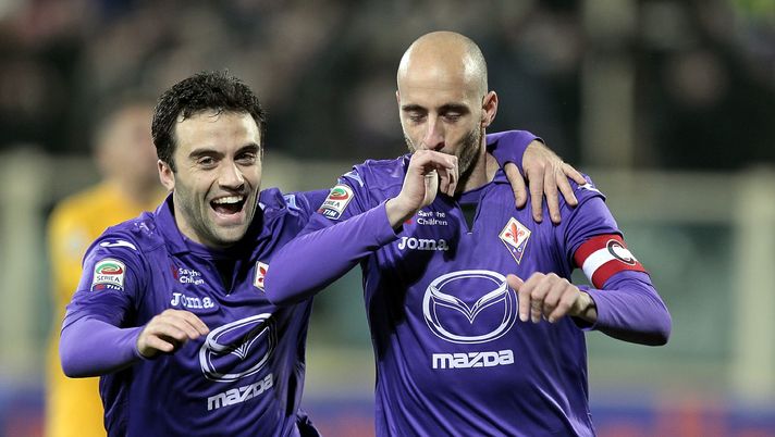 FLORENCE, ITALY - DECEMBER 02: Borja Valero and Giuseppe Rossi (L) of ACF Fiorentina celebrates after scoring a goal during the Serie A match between ACF Fiorentina and Hellas Verona FC at Stadio Artemio Franchi on December 2, 2013 in Florence, Italy. (Photo by Gabriele Maltinti/Getty Images) Borja Valero, il simbolo dell’Europa viola: l’ultimo saluto del “Sindaco” - immagine 1