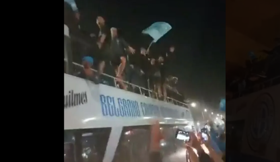 Argentina, il Belgrano festeggia il titolo ma che brividi durante la parata dell’autobus scoperto…- immagine 2