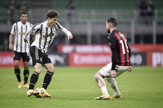 Federico Chiesa della Juventus fronteggia Theo Hernandez, terzino del Milan Federico Chiesa della Juventus fronteggia Theo Hernandez, terzino del Milan