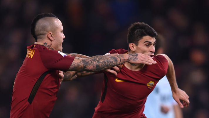 Roma's Argentinian midfielder Diego Perotti (R) celebrates with teammate Roma's Belgian midfielder Radja Nainggolan after scoring a penalty during the Italian Serie A football match AS Roma vs Lazio on November 18, 2017 at the Olympic stadium in Rome. / AFP PHOTO / Filippo MONTEFORTE (Photo credit should read FILIPPO MONTEFORTE/AFP/Getty Images) Roma, dentro Juan Jesus e sale Defrel: così Di Francesco cambia la formazione - immagine 1