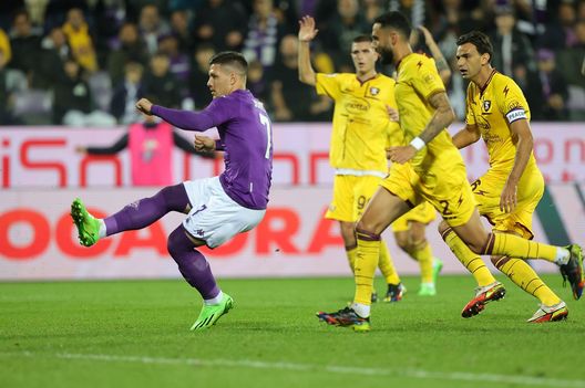 FLORENCE, ITALY - NOVEMBER 09: Luka Jovic of ACF Fiorentina scores a goal during the Serie A match between ACF Fiorentina and Salernitana at Stadio Artemio Franchi on November 9, 2022 in Florence, Italy. (Photo by Gabriele Maltinti/Getty Images) CorSport, il retroscena: in estate Jovic piaceva anche al Milan- immagine 2