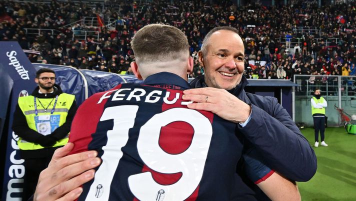 BOLOGNA, ITALY - DECEMBER 17: Joey Saputo, Chairman of Bologna FC and Lewis Ferguson of Bologna FC, celebrate following the team's victory in the Serie A TIM match between Bologna FC and AS Roma at Stadio Renato Dall'Ara on December 17, 2023 in Bologna, Italy. (Photo by Alessandro Sabattini/Getty Images) Cor Sport – Anche Saputo inizia a divertirsi - immagine 1