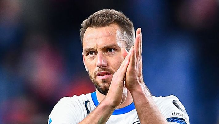GENOA, ITALY - FEBRUARY 25: Stefan De Vrij of Inter greets the crowd after the Serie A match between Genoa CFC and FC Internazionale at Stadio Luigi Ferraris on February 25, 2022 in Genoa, Italy. (Photo by Getty Images) NEWS – De Vrij, Ibra, Mertens, Anguissa, Vlahovic, Pjaca e Veretout: le novità - immagine 1
