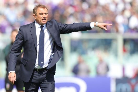 FLORENCE, ITALY - APRIL 08: Leonardo Semplici manager of Spezia Calcio gestures during the Serie A match between ACF Fiorentina and Spezia Calcio at Stadio Artemio Franchi on April 8, 2023 in Florence, Italy. (Photo by Gabriele Maltinti/Getty Images) Spezia, Semplici: “Non c’entra la sfortuna, serve fare punti. Nzola? Sta bene”- immagine 2