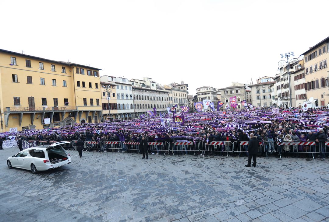  FLORENCE, ITALY - MARCH 08: Fans gather in Piazza della Signoria during a funeral service for Davide Astori on March 8, 2018 in Florence, Italy. The Fiorentina captain and Italy international Davide Astori died suddenly in his sleep aged 31 on March 4th, 2018. (Photo by Gabriele Maltinti/Getty Images)  