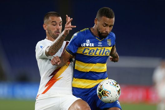 ROME, ITALY - JULY 08: Leonardo Spinazzola of AS Roma competes for the ball with Junior Hernani of Parma Calcio during the Serie A match between AS Roma and Parma Calcio at Stadio Olimpico on July 8, 2020 in Rome, Italy. (Photo by Paolo Bruno/Getty Images) ROME, ITALY - JULY 08: Leonardo Spinazzola of AS Roma competes for the ball with Junior Hernani of Parma Calcio during the Serie A match between AS Roma and Parma Calcio at Stadio Olimpico on July 8, 2020 in Rome, Italy. (Photo by Paolo Bruno/Getty Images)