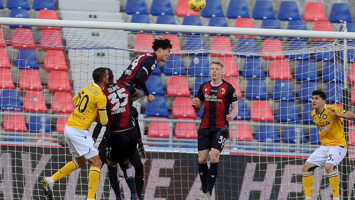 BOLOGNA, ITALY - JANUARY 06: Takehiro Tomiyasu of Bologna FC heads the ball during the Serie A match between Bologna FC and Udinese Calcio at Stadio Renato Dall'Ara on January 06, 2021 in Bologna, Italy. (Photo by Mario Carlini / Iguana Press/Getty Images) BOLOGNA, ITALY - JANUARY 06: Takehiro Tomiyasu of Bologna FC heads the ball during the Serie A match between Bologna FC and Udinese Calcio at Stadio Renato Dall'Ara on January 06, 2021 in Bologna, Italy. (Photo by Mario Carlini / Iguana Press/Getty Images)