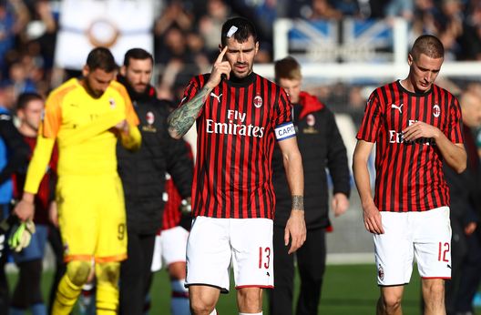 Capitan Romagnoli, insieme a Conti, saluta i tifosi del Milan a fine gara, con Donnarumma sconsolato sullo sfondo. Capitan Romagnoli, insieme a Conti, saluta i tifosi del Milan a fine gara, con Donnarumma sconsolato sullo sfondo.