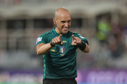  FLORENCE, ITALY - SEPTEMBER 21: Michael Fabbri referee gestures during the Serie A match between ACF Fiorentina v FC Internazionale on September 21 in Florence, Italy. (Photo by Gabriele Maltinti/Getty Images) 