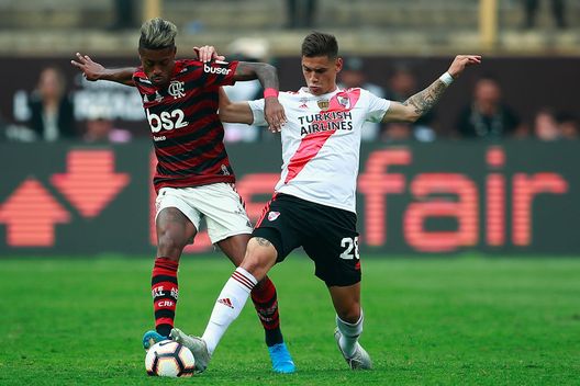 LIMA, PERU - NOVEMBER 23: Bruno Henrique of Flamengo fights for the ball with Lucas Martinez Quarta of River Plate during the final match of Copa CONMEBOL Libertadores 2019 between Flamengo and River Plate at Estadio Monumental on November 23, 2019 in Lima, Peru. (Photo by Daniel Apuy/Getty Images) LIMA, PERU - NOVEMBER 23: Bruno Henrique of Flamengo fights for the ball with Lucas Martinez Quarta of River Plate during the final match of Copa CONMEBOL Libertadores 2019 between Flamengo and River Plate at Estadio Monumental on November 23, 2019 in Lima, Peru. (Photo by Daniel Apuy/Getty Images)