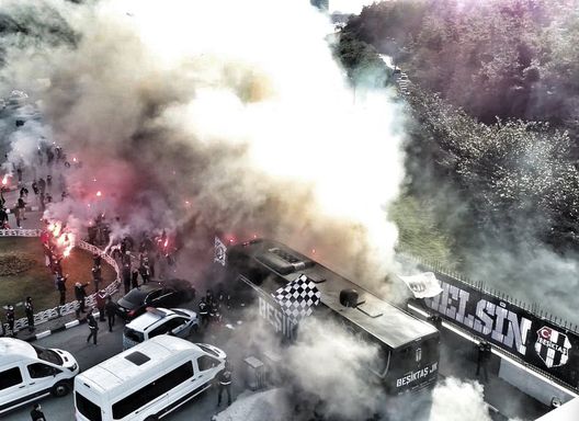 I tifosi del Beşiktaş al campo di allenamento per risollevare il morale della squadra prima del derby Besiktas, polverizzati in pochi minuti i biglietti per il derby: in molti rimasti a mani vuote…- immagine 2