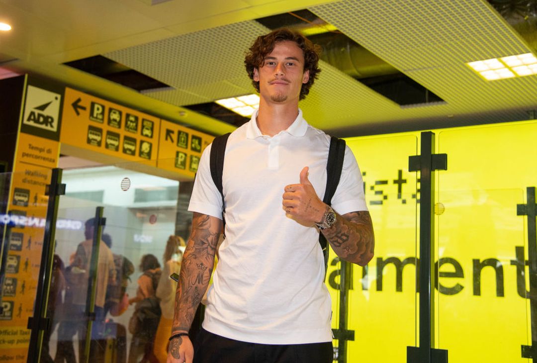 Ecco Svilar: gli scatti tra arrivo, firma e nuova maglia a Trigoria – FOTO GALLERY - immagine 38