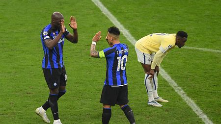 MILAN, ITALY - FEBRUARY 22: (L-R) Romelu Lukaku and Lautaro Martinez of FC Internazionale celebrate after winning the UEFA Champions League round of 16 leg one match between FC Internazionale and FC Porto at San Siro Stadium on February 22, 2023 in Milan, Italy. (Photo by Mattia Pistoia - Inter/Inter via Getty Images)