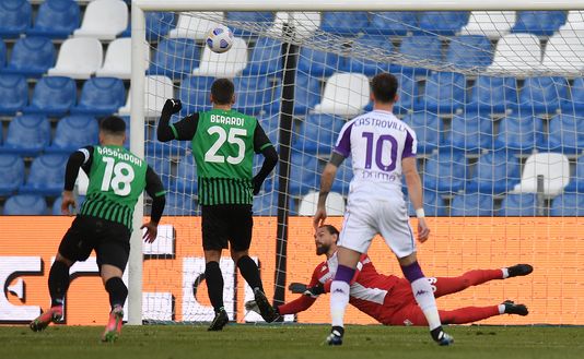 REGGIO NELL'EMILIA, ITALY - APRIL 17: Domenico Berardi of U.S. Sassuolo Calcio scores a penalty past Bartlomiej Dragowski of ACF Fiorentina for his team's first goal during the Serie A match between US Sassuolo and ACF Fiorentina at Mapei Stadium - Citta del Tricolore on April 17, 2021 in Reggio nell'Emilia, Italy. Sporting stadiums around Italy remain under strict restrictions due to the Coronavirus Pandemic as Government social distancing laws prohibit fans inside venues resulting in games being played behind closed doors. (Photo by Alessandro Sabattini/Getty Images) REGGIO NELL'EMILIA, ITALY - APRIL 17: Domenico Berardi of U.S. Sassuolo Calcio scores a penalty past Bartlomiej Dragowski of ACF Fiorentina for his team's first goal during the Serie A match between US Sassuolo and ACF Fiorentina at Mapei Stadium - Citta del Tricolore on April 17, 2021 in Reggio nell'Emilia, Italy. Sporting stadiums around Italy remain under strict restrictions due to the Coronavirus Pandemic as Government social distancing laws prohibit fans inside venues resulting in games being played behind closed doors. (Photo by Alessandro Sabattini/Getty Images)