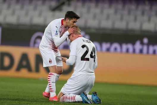 Il bacio di Brahim Diaz sulla testa di Simon Kjaer Il bacio di Brahim Diaz sulla testa di Simon Kjaer
