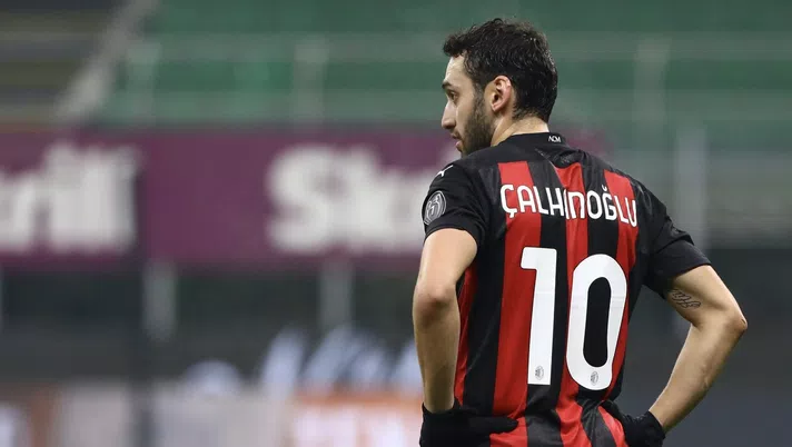 Hakan Calhanoglu (centrocampista AC Milan), qui durante Milan-Parma 2-2 (Serie A 2020-2021) | AC Milan News (Getty Images)