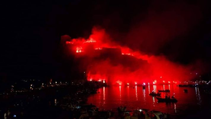 Il derby della rinascita: Ischia e Procida si sfidano in barca sugli scogli di Sant’Anna 