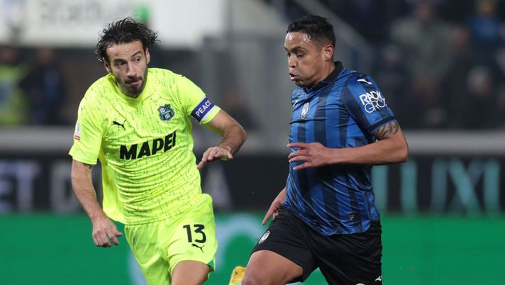 BERGAMO, ITALY - JANUARY 03: Luis Muriel of Atalanta BC is challenged by Gian Marco Ferrari of US Sassuolo during the Coppa Italia match between Atalanta BC and US Sassuolo at Gewiss Stadium on January 03, 2024 in Bergamo, Italy. (Photo by Emilio Andreoli/Getty Images) Coppa Italia, Atalanta-Sassuolo 3-1: nerazzurri ai quarti di finale in scioltezza - immagine 1