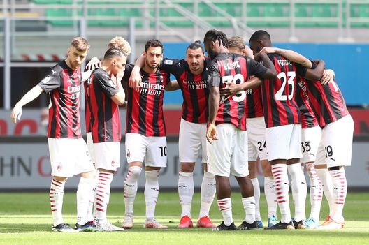 Milan riunito a centrocampo prima dell'inizio della partita. Milan riunito a centrocampo prima dell'inizio della partita.