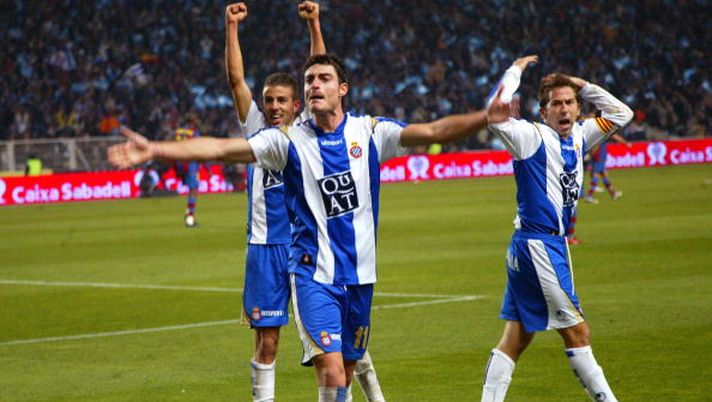 BARCELONA, SPAIN - DECEMBER 1: Luis Garcia (L) Albert Riera and Raul Tamudo (R) of Espanyol in action during the La Liga match between RCD Espanyol and FC Barcelona, played at the Lluis Cimpanys stadium on December 1, 2007 in Barcelona, Spain (Photo by Bagu Blanco/Getty Images). Espanyol, dopo il “Tamudazo” di 13 anni fa è iniziata la maledizione del derby… - immagine 1