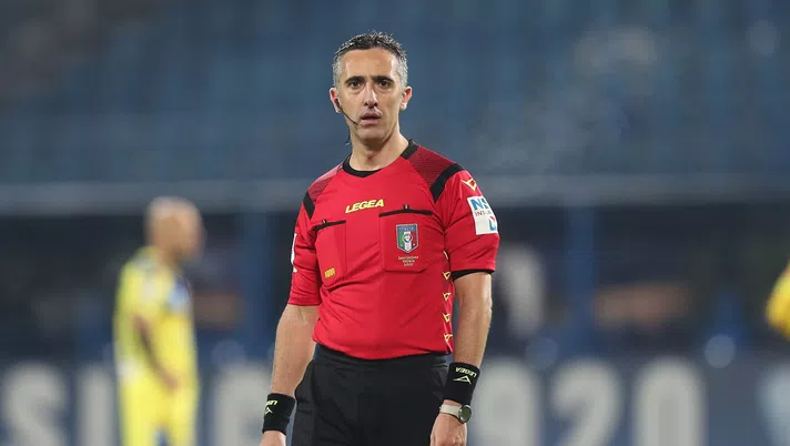 EMPOLI, ITALY - NOVEMBER 08: Gianluca Aureliano referee during the Serie B match between Empoli FC and Pescara at Stadio Carlo Castellani on November 8, 2019 in Empoli, Italy.  (Photo by Gabriele Maltinti/Getty Images)