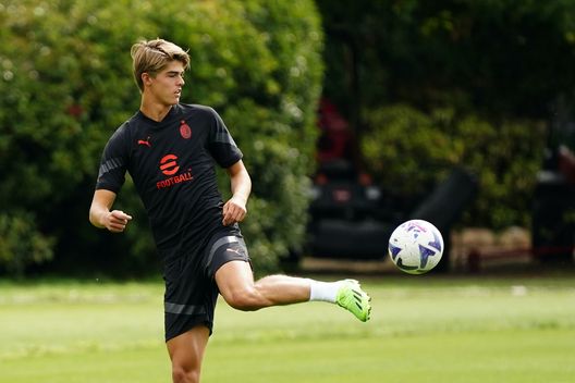Charles De Ketelaere (attaccante AC Milan), qui in allenamento con il Milan a Milanello | News (Getty Images) Charles De Ketelaere AC Milan allenamento Milanello