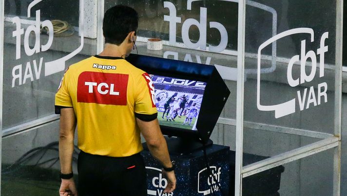 SANTOS, BRAZIL - DECEMBER 05: Referee Flavio Rodrigues de Souza reviews a play on the VAR during the match between Santos and Palmeiras as part of Brasileirao Series A 2020 at Vila Belmiro Stadium on December 05, 2020 in Santos, Brazil. (Photo by Alexandre Schneider/Getty Images) SANTOS, BRAZIL - DECEMBER 05: Referee Flavio Rodrigues de Souza reviews a play on the VAR during the match between Santos and Palmeiras as part of Brasileirao Series A 2020 at Vila Belmiro Stadium on December 05, 2020 in Santos, Brazil. (Photo by Alexandre Schneider/Getty Images)