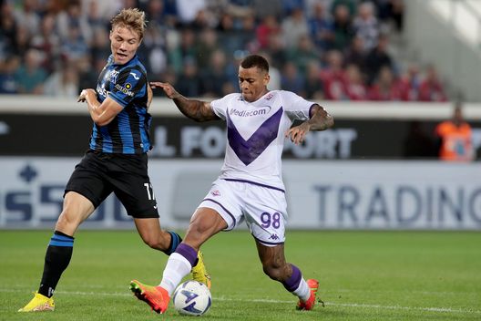 BERGAMO, ITALY - OCTOBER 02: Igor of Fiorentina battles for possession with Rasmus Hojlund of Atalanta during the Serie A match between Atalanta BC and ACF Fiorentina at Gewiss Stadium on October 02, 2022 in Bergamo, Italy. (Photo by Emilio Andreoli/Getty Images) Igor (Sky Sport): “Dopo Twente, questo è il match più difficile e complicato”- immagine 2