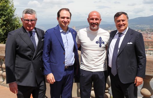 GERMOGLI PH 15 LUGLIO 2021 FIRENZE PIAZZALE MICHELANGELO LA LOGGIA PRESENTAZIONE DEL NUOVO ALLENATORE DELLA FIORENTINA VINCENZO ITALIANO NELLA FOTO DA SX PRADE COMMISSO ITALIANO E BARONE Galli: “Commisso non cederà alla Juventus, dirigenza al lavoro”- immagine 2