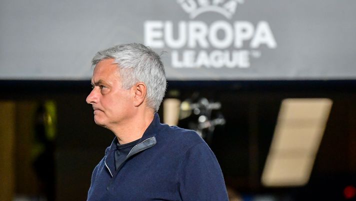 SAN SEBASTIAN, SPAIN - MARCH 16: AS Roma coach Josè Mourinho prior the UEFA Europa League round of 16 leg two match between Real Sociedad and AS Roma at Reale Arena on March 16, 2023 in San Sebastian, Spain. (Photo by Fabio Rossi/AS Roma via Getty Images) ‘RADIO PENSIERI’, TRANI: “I nemici di Mourinho dicono che se andrà via” - immagine 1