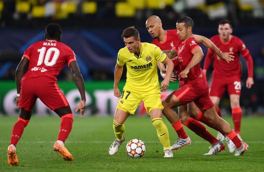 VILLARREAL, SPAIN - MAY 03: Giovani Lo Celso of Villarreal CF is challenged by Sadio Mane, Fabinho and Thiago Alcantara of Liverpool during the UEFA Champions League Semi Final Leg Two match between Villarreal and Liverpool at Estadio de la Ceramica on May 03, 2022 in Villarreal, Spain. (Photo by David Ramos/Getty Images) Lo Celso, la Fiorentina cambia l’offerta sul tavolo: la nuova proposta- immagine 2