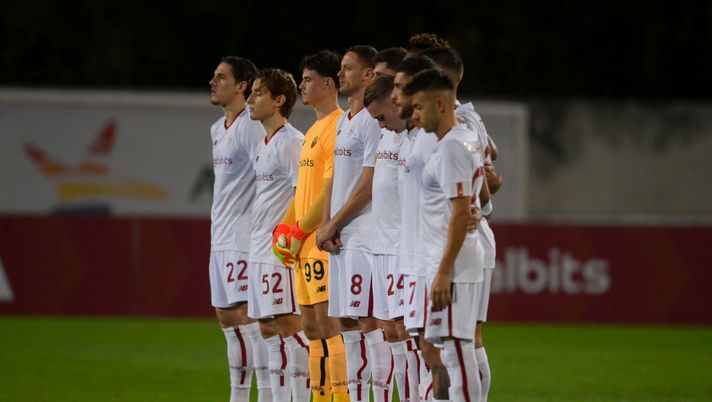 Roma-Cadice, minuto di silenzio per Mihajlovic. Giallorossi con il lutto al braccio - immagine 1