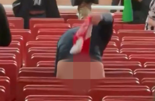 Newcastle ko, tifoso compie atto osceno con la sciarpa dell’Arsenal- immagine 3