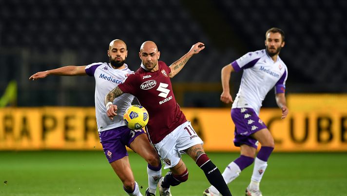TURIN, ITALY - JANUARY 29: Sofyan Amrabat of Fiorentina tackles Simone Zaza of Torino during the Serie A match between Torino FC and ACF Fiorentina at Stadio Olimpico di Torino on January 29, 2021 in Turin, Italy. (Photo by Valerio Pennicino/Getty Images) 