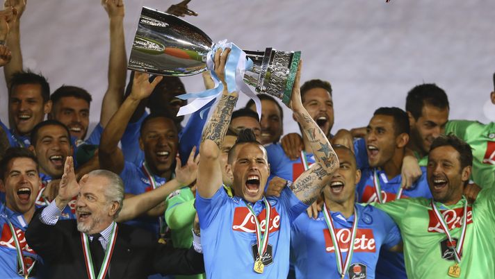 DOHA, QATAR - DECEMBER 22:  Marek Hamsik, Captain of Napoli  lifts the trophy after winning the 2014 Italian Super Cup match between Juventus FC v SSC Napoli at the Jassim Bin Hamad Stadium on December 22, 2014 in Doha, Qatar.  (Photo by Francois Nel/Getty Images) 