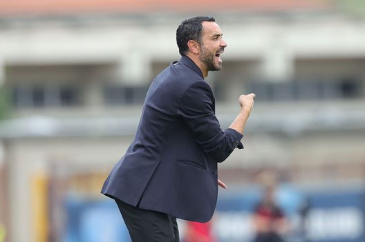 EMPOLI, ITALY - OCTOBER 15: Raffaele Palladino manager of AC Monza gestures during the Serie A match between Empoli FC and AC Monza at Stadio Carlo Castellani on October 15, 2022 in Empoli, Italy. (Photo by Gabriele Maltinti/Getty Images) Palladino: “Sappiamo dove migliorare. Saremo pronti per Firenze”- immagine 2