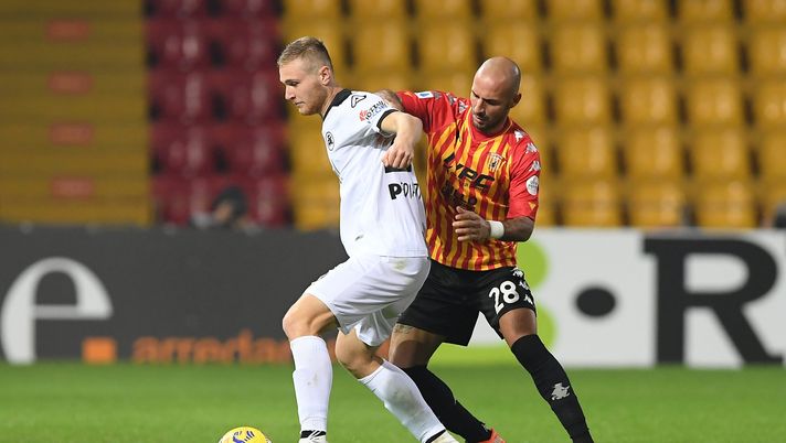 BENEVENTO, ITALY - NOVEMBER 07: Tommaso Pobega of Spezia Calcio vies with Pasquale Schiattarella of Benevento Calcio during the Serie A match between Benevento Calcio and Spezia Calcio at Stadio Ciro Vigorito on November 07, 2020 in Benevento, Italy. (Photo by Francesco Pecoraro/Getty Images) 