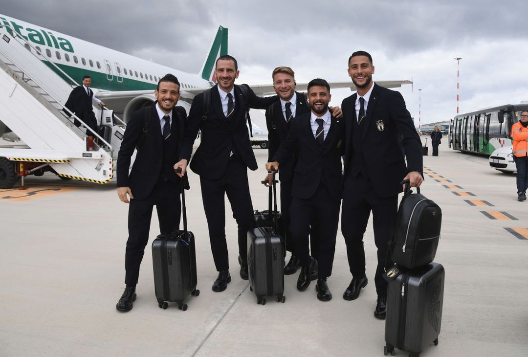  PALERMO, ITALY - NOVEMBER 17:  Alessandro Florenzi, Leonardo Bonucci, Ciro Immobile, Lorenzo Insigne and Rolando Mandragora pose for a photo at Palermo Airport on November 17, 2019 in Palermo, Italy.  (Photo by Claudio Villa/Getty Images) 