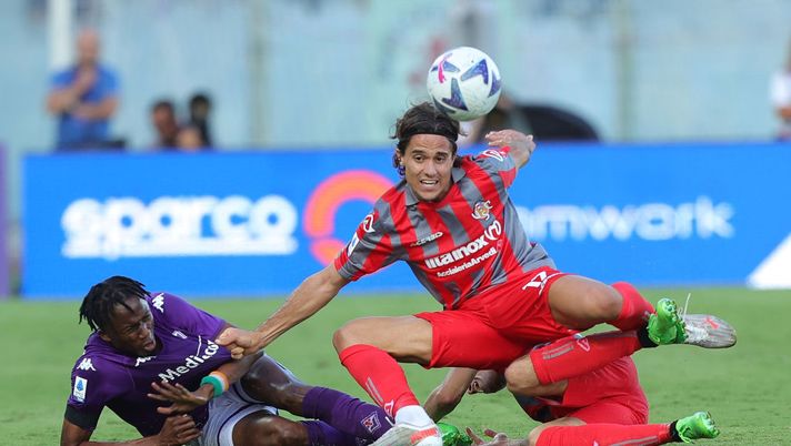 FLORENCE, ITALY - AUGUST 14: Christian Michael Kouakou Kouamé of ACF Fiorentina in action against Leonardo Sernicola of US Cremonese during the Serie A match between ACF Fiorentina and US Cremonese at Stadio Artemio Franchi on August 14, 2022 in Florence, Italy. (Photo by Gabriele Maltinti/Getty Images) Cremonese, il terzino che sognava di giocare alla Pirlo: “Ora il più forte è Milinkovic…” - immagine 1
