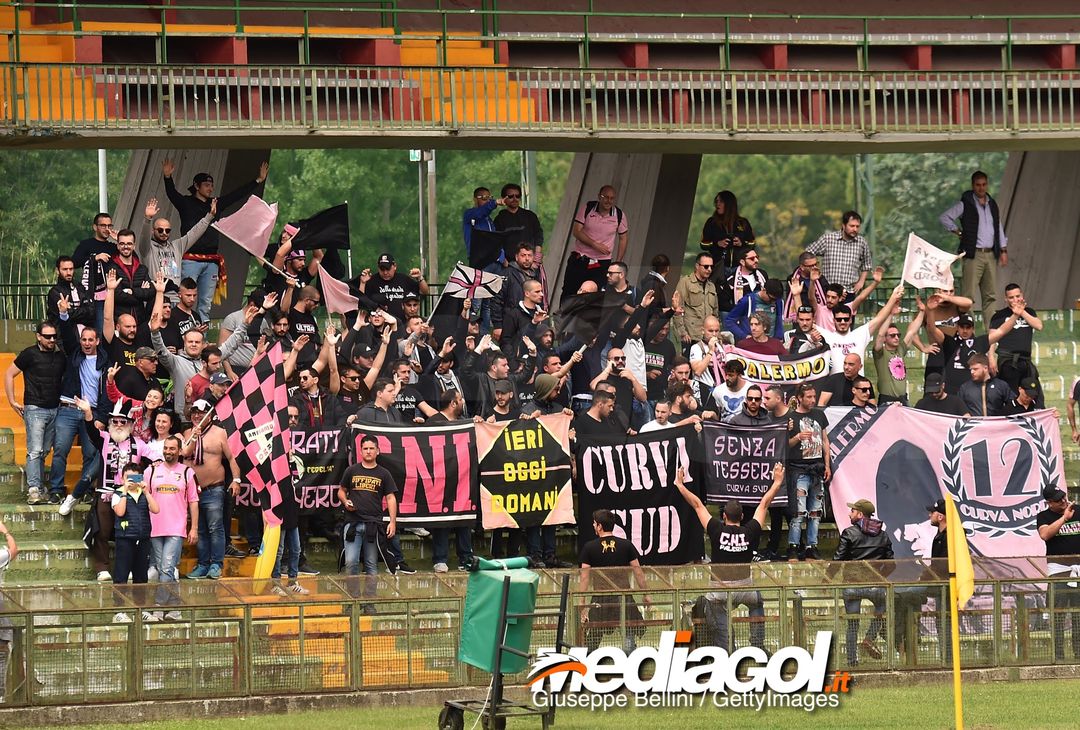  TERNI, ITALY - MAY 05:  Fans of US Città di Palermo during the serie B match between Ternana Calcio and US Citta di Palermo at Stadio Libero Liberati on May 5, 2018 in Terni, Italy.  (Photo by Giuseppe Bellini/Getty Images) 