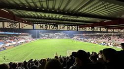 Den Bosch, gol nel finale del derby: esultanza provocatoria, birra in campo e match sospeso