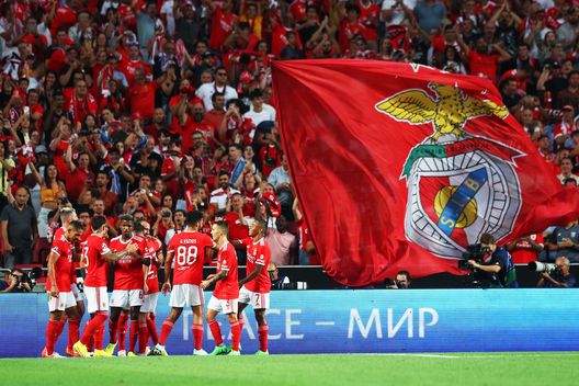LISBON, PORTUGAL - AUGUST 23: Nicolas Otamendi of Benfica celebrates after scoring their side's first goal with team mates during the UEFA Champions League Play-Off Second Leg match between SL Benfica and Dynamo Kyiv at Estadio da Luz on August 23, 2022 in Lisbon, Portugal. (Photo by Carlos Rodrigues/Getty Images) Braga