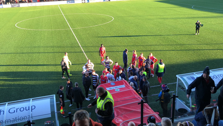 Inghilterra, insulti misogini all’assistente donna: match in National League North sospeso per 38 minuti Inghilterra, insulti misogini all’assistente donna: match in National League North sospeso per 38 minuti - immagine 1