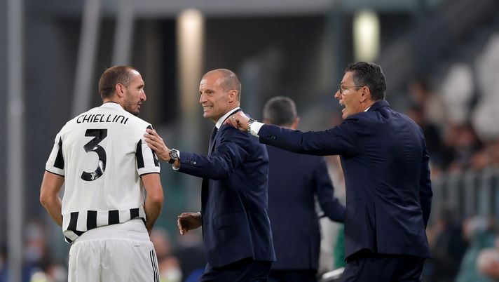 TURIN, ITALY - SEPTEMBER 29: Giorgio Chiellini of Juventus with coach Massimiliano Allegri and Marco Landucci during the UEFA Champions League group H match between Juventus and Chelsea FC at Allianz Stadium on September 29, 2021 in Turin, Italy. (Photo by Daniele Badolato - Juventus FC/Juventus FC via Getty Images) TURIN, ITALY - SEPTEMBER 29: Giorgio Chiellini of Juventus with coach Massimiliano Allegri and Marco Landucci during the UEFA Champions League group H match between Juventus and Chelsea FC at Allianz Stadium on September 29, 2021 in Turin, Italy. (Photo by Daniele Badolato - Juventus FC/Juventus FC via Getty Images)