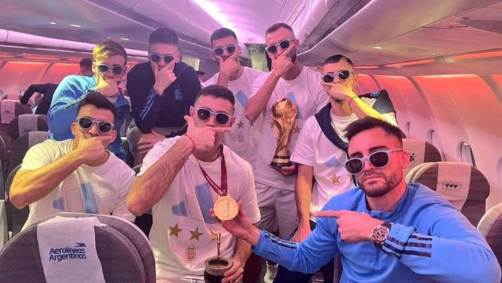 Dybala, una mask formato Mondiale: dopo i Maneskin tocca ai compagni argentini Dybala, una mask formato Mondiale: dopo i Maneskin tocca ai compagni argentini - immagine 1